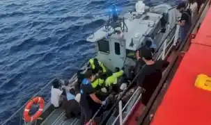 Türk bayraklı gemi 48 düzensiz göçmeni kurtardı