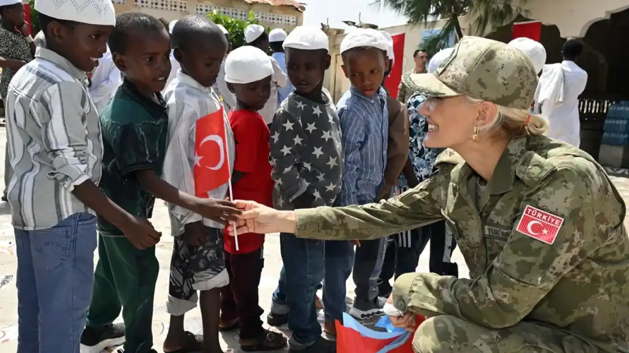 TSK'dan Somali'deki yetim çocuklara gıda ve giyecek desteği