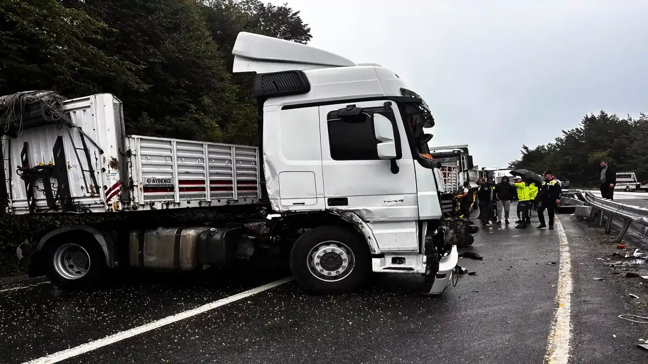 Akçakoca'da tırın kontrolden çıkması sonucu kaza gerçekleşti