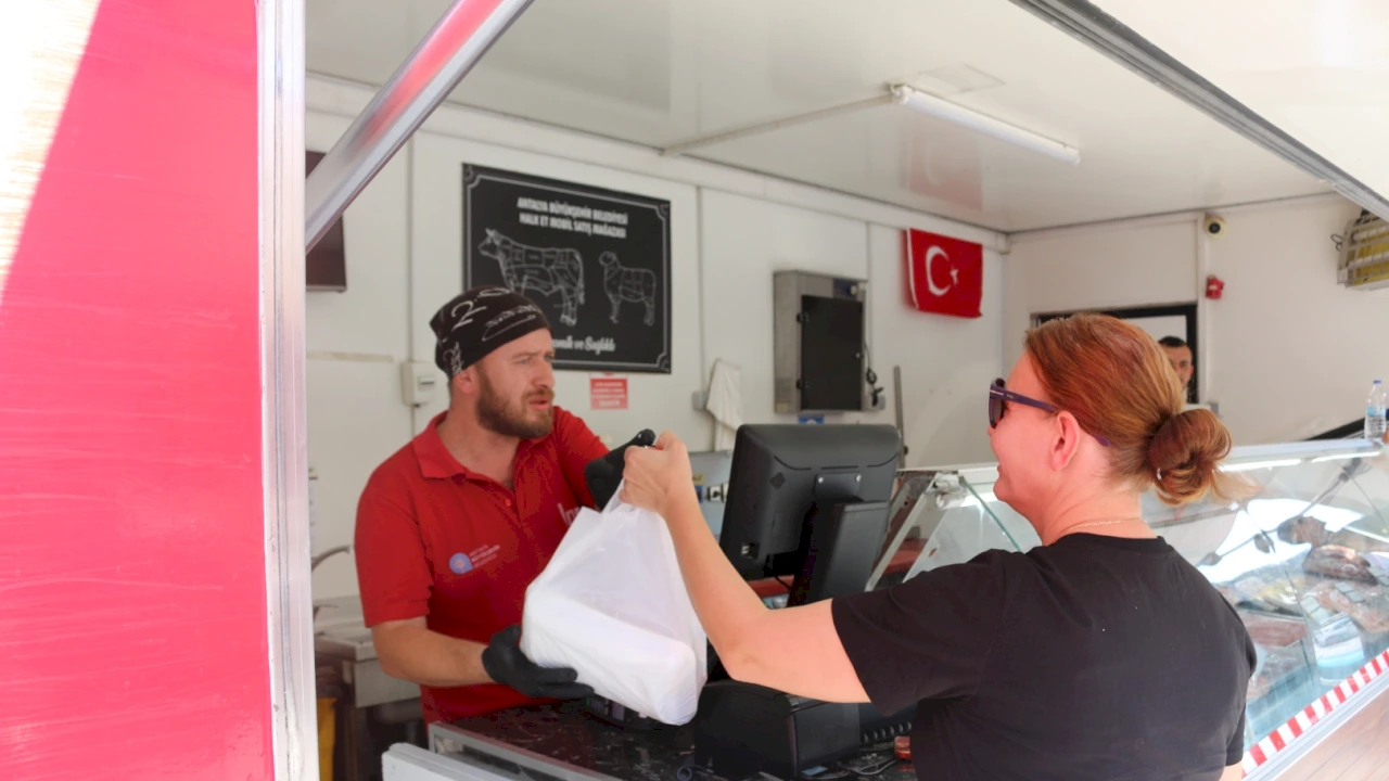 Antalya’da Halk Et Mobil Tırı İlçelerde Hizmet Veriyor