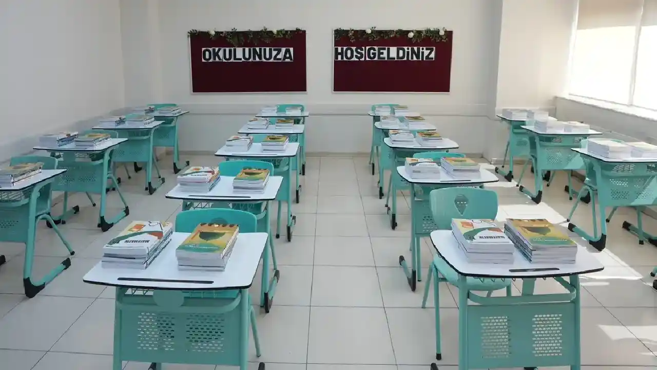 Ders kitapları dağıtılmaya başlandı