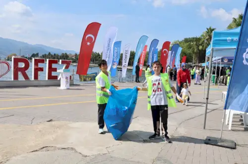 Körfezde gönüllüler 1 ton atık topladı