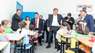 İzmir'de yenilenen köy okulunda çocuklar bayram etti