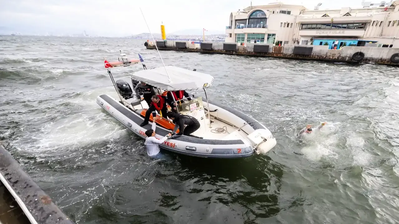 İzmir'de arabalı yolcu gemisinde yangın tatbikatı