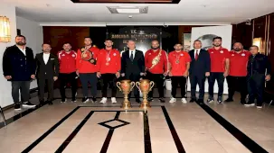 Mansur Yavaş, başarılı güreşçileri tebrik etti